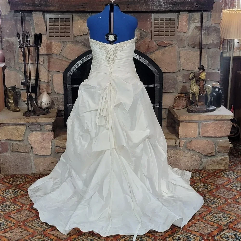 Gorgeous Private Collection Wedding Gown – Corset Back • Size 18–22 Adjustable - Picture 3 of 15